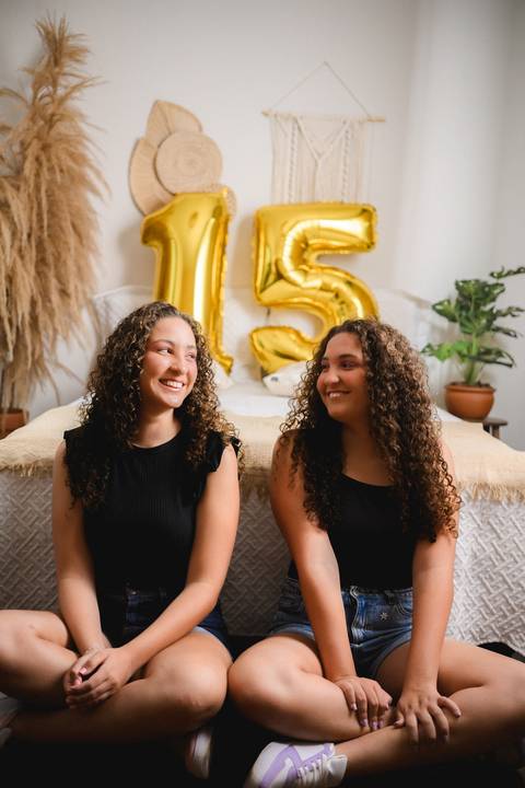 Ensaio debutante

Debutantes gêmeas

Michaella e Gabriella

Ensaio em estúdio

Sessão fotográfica 15 anos

Inclusão e diversidade

Autismo e representatividade'
