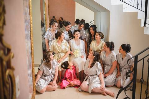 Making of da noiva Mariana na Aline Vivenda Presidente Prudente
Dia da noiva Aline Vivenda casamento Presidente Prudente
Noiva se preparando para casamento em Presidente Prudente
Noiva com vestido minimalista Ideal Dresses'