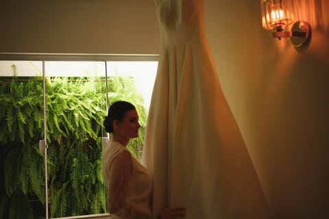 Making of da noiva Mariana na Aline Vivenda Presidente Prudente
Dia da noiva Aline Vivenda casamento Presidente Prudente
Noiva se preparando para casamento em Presidente Prudente
Noiva com vestido minimalista Ideal Dresses'