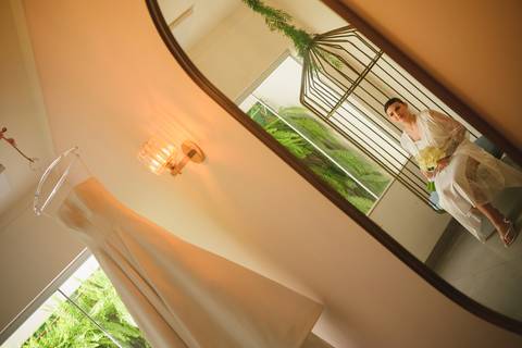 Making of da noiva Mariana na Aline Vivenda Presidente Prudente
Dia da noiva Aline Vivenda casamento Presidente Prudente
Noiva se preparando para casamento em Presidente Prudente
Noiva com vestido minimalista Ideal Dresses'