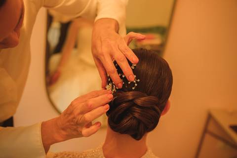 Making of da noiva Mariana na Aline Vivenda Presidente Prudente
Dia da noiva Aline Vivenda casamento Presidente Prudente
Noiva se preparando para casamento em Presidente Prudente
Noiva com vestido minimalista Ideal Dresses'