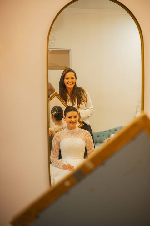 Making of da noiva Mariana na Aline Vivenda Presidente Prudente
Dia da noiva Aline Vivenda casamento Presidente Prudente
Noiva se preparando para casamento em Presidente Prudente
Noiva com vestido minimalista Ideal Dresses'