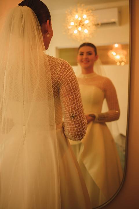 Making of da noiva Mariana na Aline Vivenda Presidente Prudente
Dia da noiva Aline Vivenda casamento Presidente Prudente
Noiva se preparando para casamento em Presidente Prudente
Noiva com vestido minimalista Ideal Dresses'