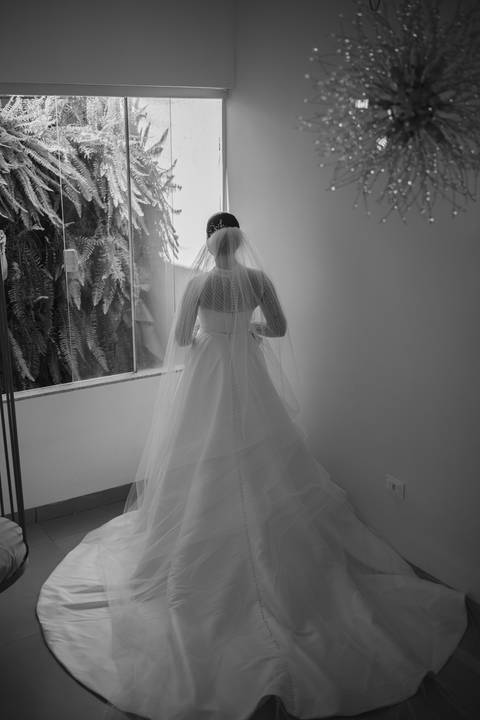 Making of da noiva Mariana na Aline Vivenda Presidente Prudente
Dia da noiva Aline Vivenda casamento Presidente Prudente
Noiva se preparando para casamento em Presidente Prudente
Noiva com vestido minimalista Ideal Dresses'