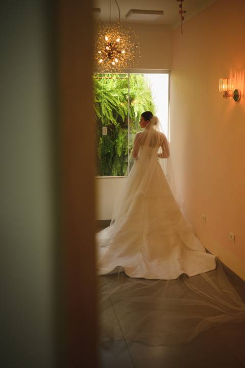 Making of da noiva Mariana na Aline Vivenda Presidente Prudente
Dia da noiva Aline Vivenda casamento Presidente Prudente
Noiva se preparando para casamento em Presidente Prudente
Noiva com vestido minimalista Ideal Dresses'