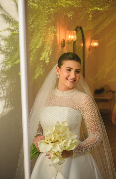 Making of da noiva Mariana na Aline Vivenda Presidente Prudente
Dia da noiva Aline Vivenda casamento Presidente Prudente
Noiva se preparando para casamento em Presidente Prudente
Noiva com vestido minimalista Ideal Dresses'