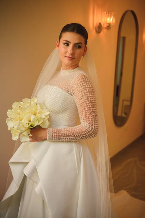 Making of da noiva Mariana na Aline Vivenda Presidente Prudente
Dia da noiva Aline Vivenda casamento Presidente Prudente
Noiva se preparando para casamento em Presidente Prudente
Noiva com vestido minimalista Ideal Dresses'