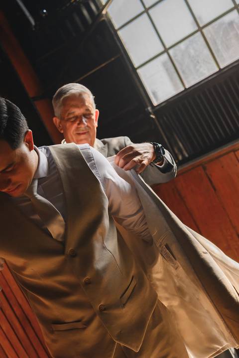 Making of da noiva Mariana na Aline Vivenda Presidente Prudente
Dia da noiva Aline Vivenda casamento Presidente Prudente
Noiva se preparando para casamento em Presidente Prudente
Noiva com vestido minimalista Ideal Dresses'