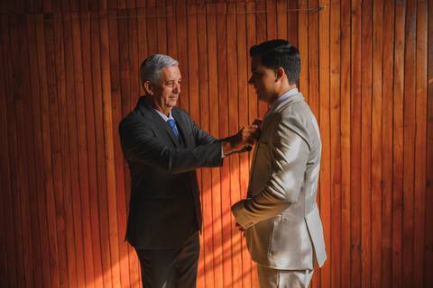 Making of da noiva Mariana na Aline Vivenda Presidente Prudente
Dia da noiva Aline Vivenda casamento Presidente Prudente
Noiva se preparando para casamento em Presidente Prudente
Noiva com vestido minimalista Ideal Dresses'