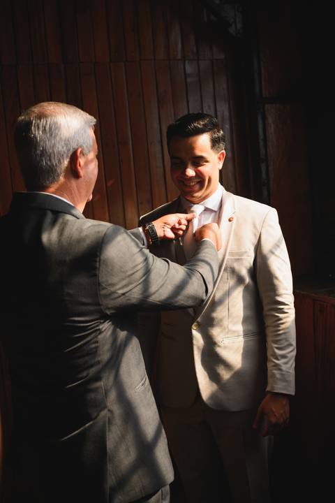 Making of do noivo com o pai

Preparação do noivo casamento Presidente Prudente

Noivo se arrumando com o pai casamento

Momento pai e filho antes do casamento'