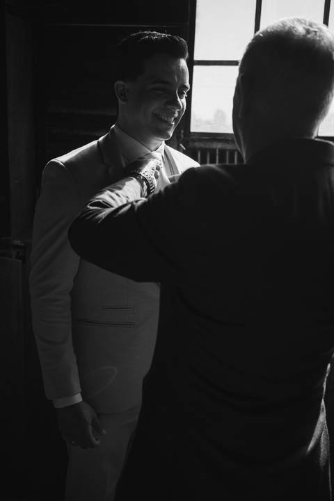 Making of do noivo com o pai

Preparação do noivo casamento Presidente Prudente

Noivo se arrumando com o pai casamento

Momento pai e filho antes do casamento'