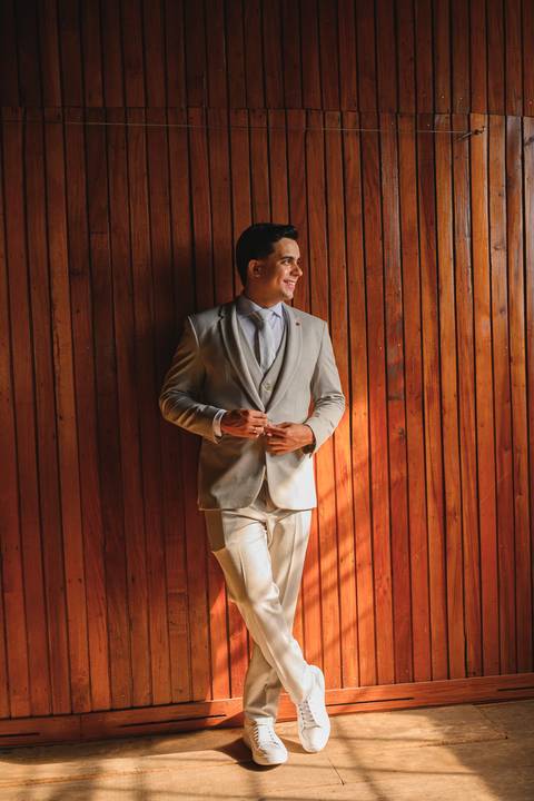 Making of do noivo com o pai

Preparação do noivo casamento Presidente Prudente

Noivo se arrumando com o pai casamento

Momento pai e filho antes do casamento'