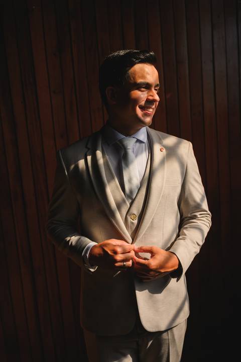 Making of do noivo com o pai

Preparação do noivo casamento Presidente Prudente

Noivo se arrumando com o pai casamento

Momento pai e filho antes do casamento'