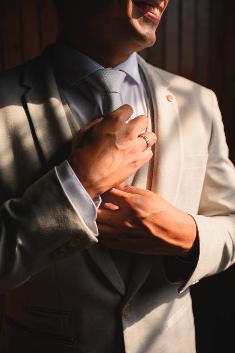 Making of do noivo com o pai

Preparação do noivo casamento Presidente Prudente

Noivo se arrumando com o pai casamento

Momento pai e filho antes do casamento'