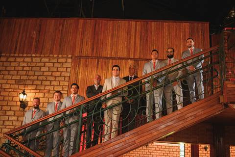 Making of do noivo com o pai

Preparação do noivo casamento Presidente Prudente

Noivo se arrumando com o pai casamento

Momento pai e filho antes do casamento'