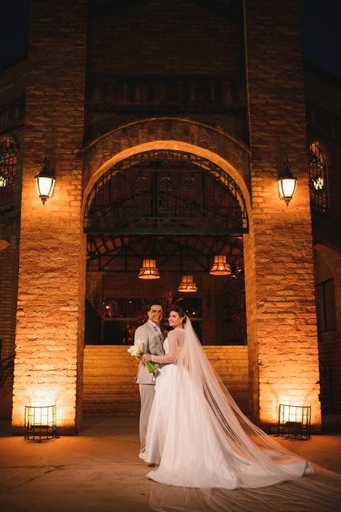 Ensaio dos noivos Mariana e Gabriel casamento Presidente Prudente
Fotos românticas dos noivos após cerimônia
Retrato dos noivos casamento elegante Presidente Prudente
Casal recém-casado sessão de fotos casamento'