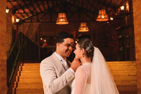 Ensaio dos noivos Mariana e Gabriel casamento Presidente Prudente
Fotos românticas dos noivos após cerimônia
Retrato dos noivos casamento elegante Presidente Prudente
Casal recém-casado sessão de fotos casamento'