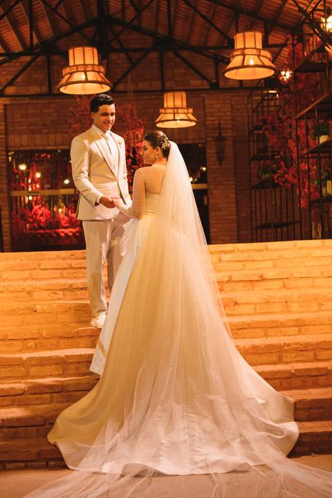 Ensaio dos noivos Mariana e Gabriel casamento Presidente Prudente
Fotos românticas dos noivos após cerimônia
Retrato dos noivos casamento elegante Presidente Prudente
Casal recém-casado sessão de fotos casamento'