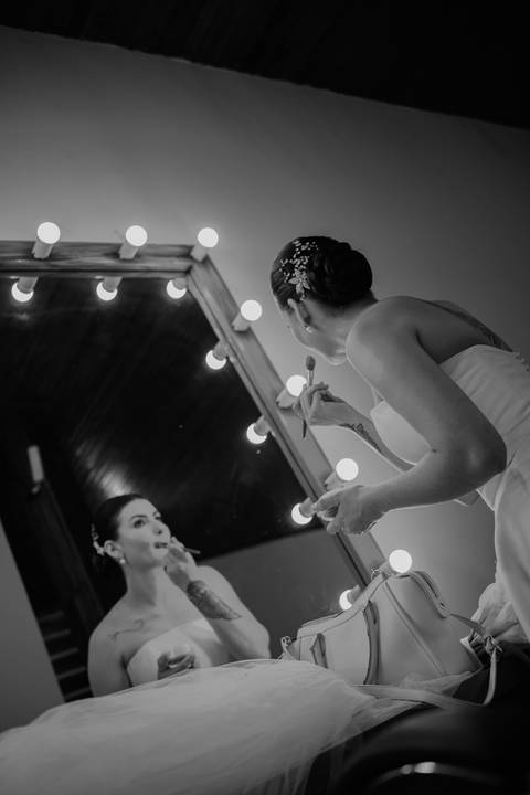 Ensaio dos noivos Mariana e Gabriel casamento Presidente Prudente
Fotos românticas dos noivos após cerimônia
Retrato dos noivos casamento elegante Presidente Prudente
Casal recém-casado sessão de fotos casamento'