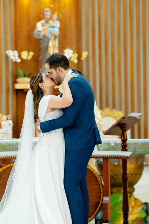 troca de alianças cerimônia religiosa

beijo dos noivos igreja

saída dos noivos igreja Osvaldo Cruz

casamento tradicional igreja

fotografia casamento religioso interior SP'