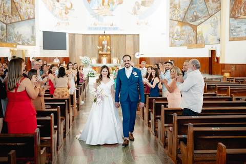 troca de alianças cerimônia religiosa

beijo dos noivos igreja

saída dos noivos igreja Osvaldo Cruz

casamento tradicional igreja

fotografia casamento religioso interior SP'