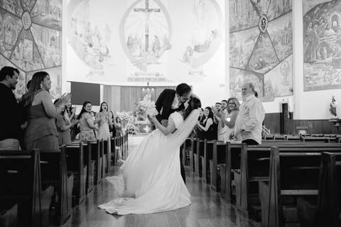 troca de alianças cerimônia religiosa

beijo dos noivos igreja

saída dos noivos igreja Osvaldo Cruz

casamento tradicional igreja

fotografia casamento religioso interior SP'