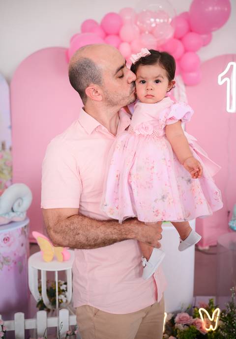 festa infantil Lara com os pais

família comemorando 1 ano da Lara

fotos família festa infantil Pirapozinho

pais com aniversariante 1 aninho'