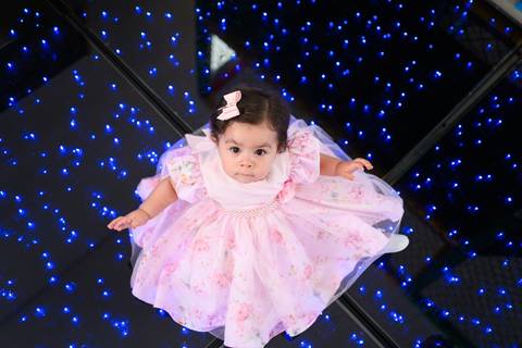 aniversariante Lara 1 ano Pirapozinho

bebê 1 aninho festa infantil

sorriso da aniversariante festa 1 ano

fotos da Lara aniversário 1 ano

retrato da aniversariante festa infantil'