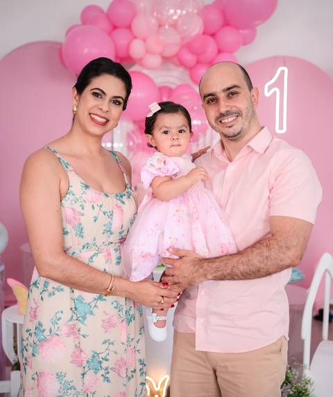 festa infantil Lara com os pais

família comemorando 1 ano da Lara

fotos família festa infantil Pirapozinho

pais com aniversariante 1 aninho'