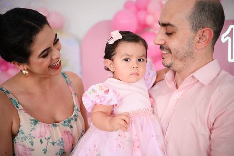 festa infantil Lara com os pais

família comemorando 1 ano da Lara

fotos família festa infantil Pirapozinho

pais com aniversariante 1 aninho'