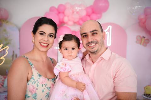 festa infantil Lara com os pais

família comemorando 1 ano da Lara

fotos família festa infantil Pirapozinho

pais com aniversariante 1 aninho'