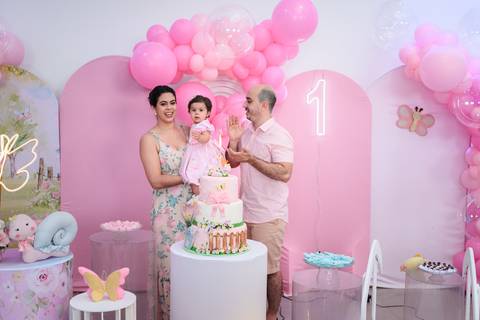 parabéns festa infantil 1 ano

momento do parabéns Lara

bolo aniversário 1 aninho

vela 1 ano festa infantil'