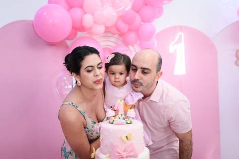 parabéns festa infantil 1 ano

momento do parabéns Lara

bolo aniversário 1 aninho

vela 1 ano festa infantil'