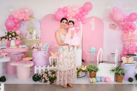 festa infantil Lara com os pais

família comemorando 1 ano da Lara

fotos família festa infantil Pirapozinho

pais com aniversariante 1 aninho'