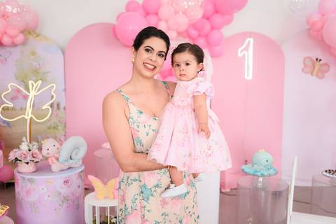 festa infantil Lara com os pais

família comemorando 1 ano da Lara

fotos família festa infantil Pirapozinho

pais com aniversariante 1 aninho'