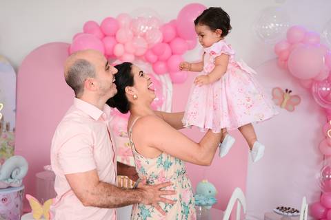 festa infantil Lara com os pais

família comemorando 1 ano da Lara

fotos família festa infantil Pirapozinho

pais com aniversariante 1 aninho'