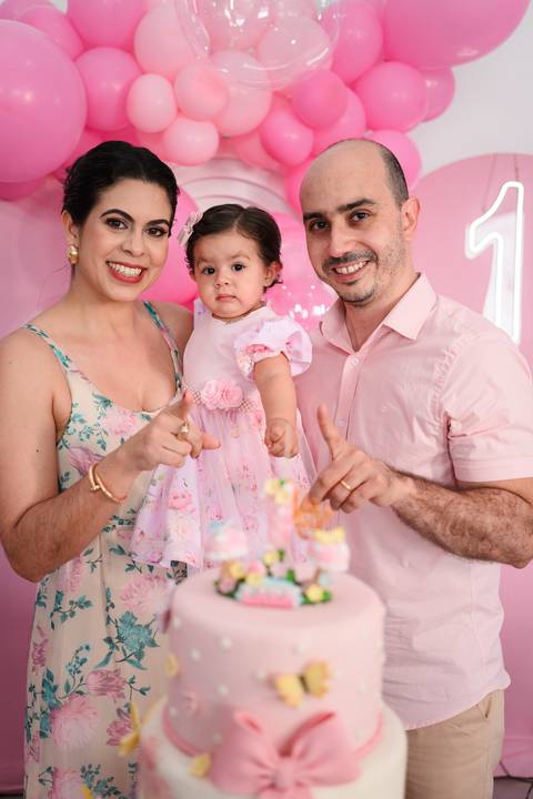 festa infantil Lara com os pais

família comemorando 1 ano da Lara

fotos família festa infantil Pirapozinho

pais com aniversariante 1 aninho'