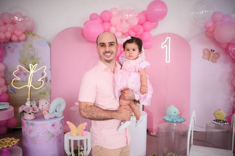 festa infantil Lara com os pais

família comemorando 1 ano da Lara

fotos família festa infantil Pirapozinho

pais com aniversariante 1 aninho'