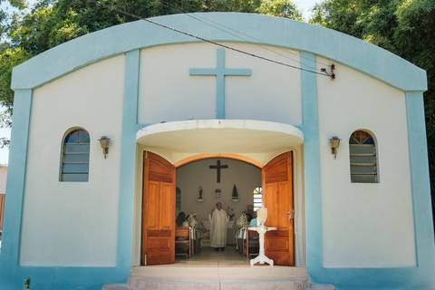 primeiro sacramento do bebê fotografia

registro do batizado do bebê

memórias do batizado da família

dia do batismo do bebê fotos

fotografia da bênção do bebê na igreja'