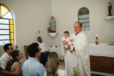 primeiro sacramento do bebê fotografia

registro do batizado do bebê

memórias do batizado da família

dia do batismo do bebê fotos

fotografia da bênção do bebê na igreja'