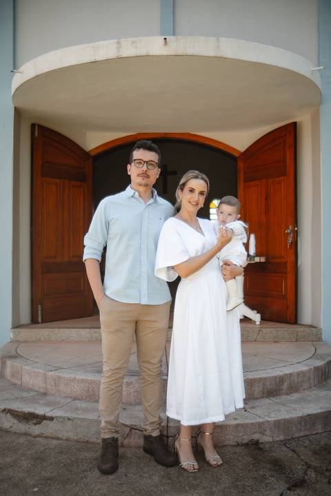 primeiro sacramento do bebê fotografia

registro do batizado do bebê

memórias do batizado da família

dia do batismo do bebê fotos

fotografia da bênção do bebê na igreja'