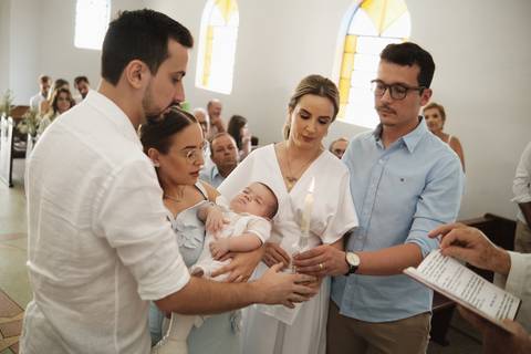 primeiro sacramento do bebê fotografia

registro do batizado do bebê

memórias do batizado da família

dia do batismo do bebê fotos

fotografia da bênção do bebê na igreja'