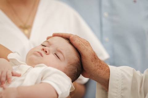 primeiro sacramento do bebê fotografia

registro do batizado do bebê

memórias do batizado da família

dia do batismo do bebê fotos

fotografia da bênção do bebê na igreja'