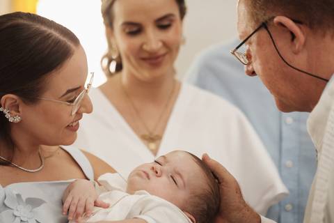 primeiro sacramento do bebê fotografia

registro do batizado do bebê

memórias do batizado da família

dia do batismo do bebê fotos

fotografia da bênção do bebê na igreja'