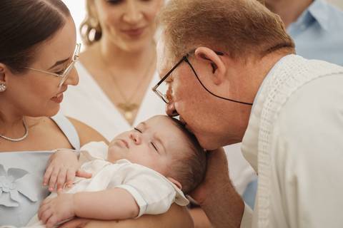 primeiro sacramento do bebê fotografia

registro do batizado do bebê

memórias do batizado da família

dia do batismo do bebê fotos

fotografia da bênção do bebê na igreja'
