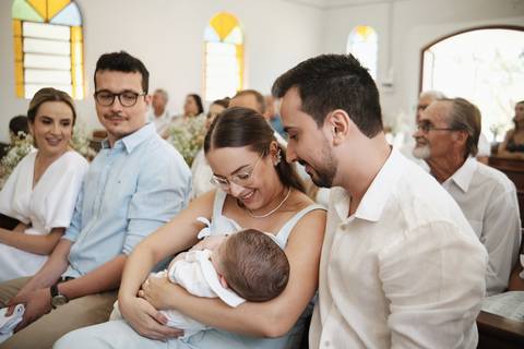 primeiro sacramento do bebê fotografia

registro do batizado do bebê

memórias do batizado da família

dia do batismo do bebê fotos

fotografia da bênção do bebê na igreja'