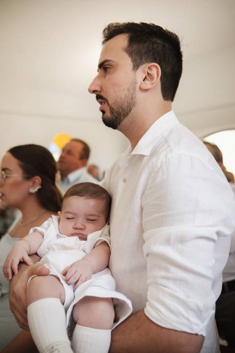 primeiro sacramento do bebê fotografia

registro do batizado do bebê

memórias do batizado da família

dia do batismo do bebê fotos

fotografia da bênção do bebê na igreja'