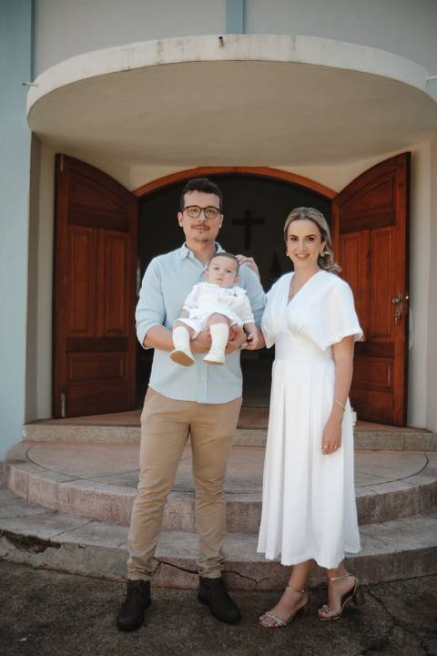 primeiro sacramento do bebê fotografia

registro do batizado do bebê

memórias do batizado da família

dia do batismo do bebê fotos

fotografia da bênção do bebê na igreja'