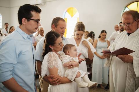 primeiro sacramento do bebê fotografia

registro do batizado do bebê

memórias do batizado da família

dia do batismo do bebê fotos

fotografia da bênção do bebê na igreja'