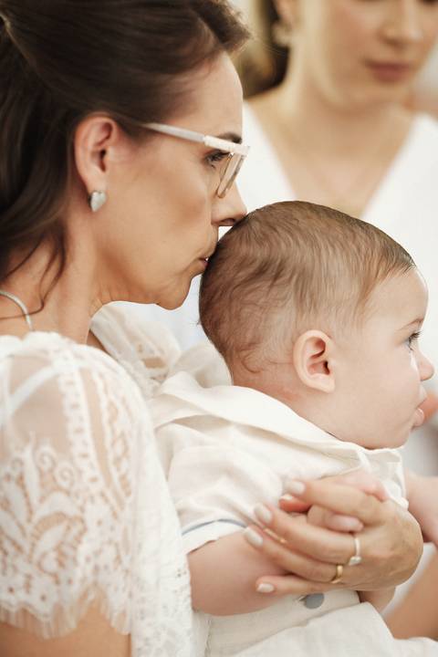 primeiro sacramento do bebê fotografia

registro do batizado do bebê

memórias do batizado da família

dia do batismo do bebê fotos

fotografia da bênção do bebê na igreja'